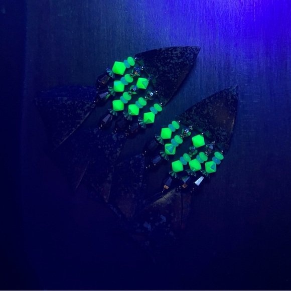 Vintage Uranium Bead Mixed Patina Metal Artisan Fringe Dangle Arrowhead Earrings - Picture 12 of 14